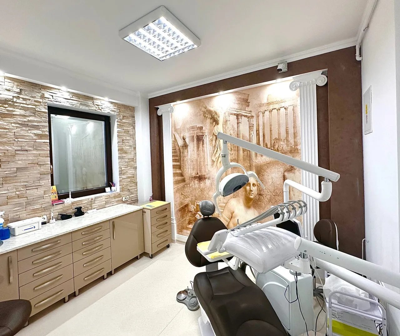 Sala de tratament DentAtelier – fotoliu dentar